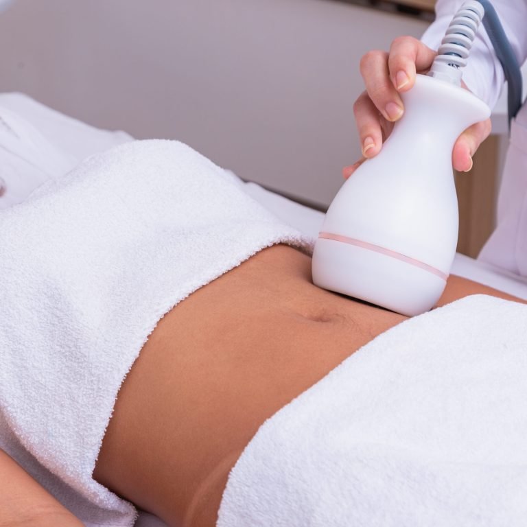 woman doing lipocavitation in the clinic